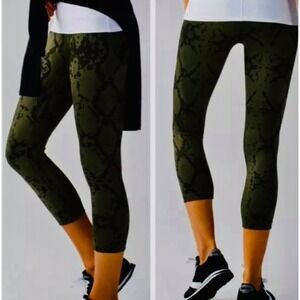 Lululemon Olive Green Snakeskin Print High Rise Crop Leggings size‎ 4